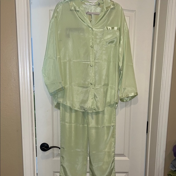 Victoria Secret Glazed Lime Green Silky Satin Pajama Set - Picture 1 of 7